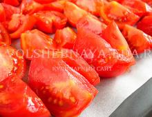Sallatë me domate të thara në diell