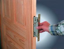 Instructions for installing locking mechanisms in an interior door, features of inserting a lock with a handle How to properly install a lock on an interior door