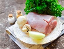 Gjeli i detit në salcë kosi me kërpudha: receta, veçori gatimi dhe rishikime Fileto gjeldeti me kërpudha në furrë