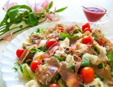 Quickly and deliciously prepare salad with salmon and tomatoes